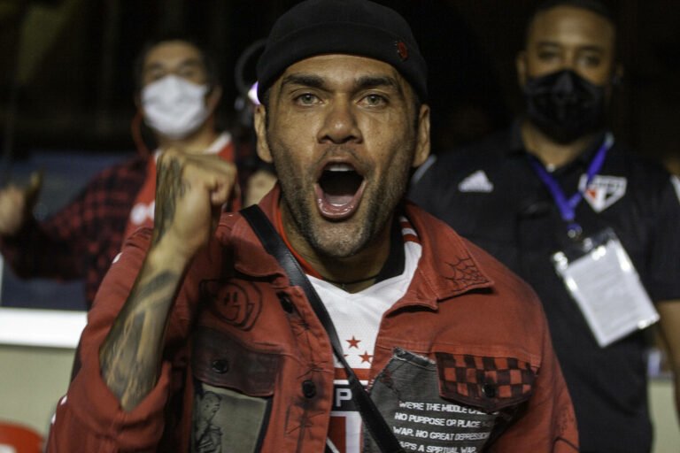 FIFA parabeniza Daniel Alves por título Paulista: “Imã humano de troféus”