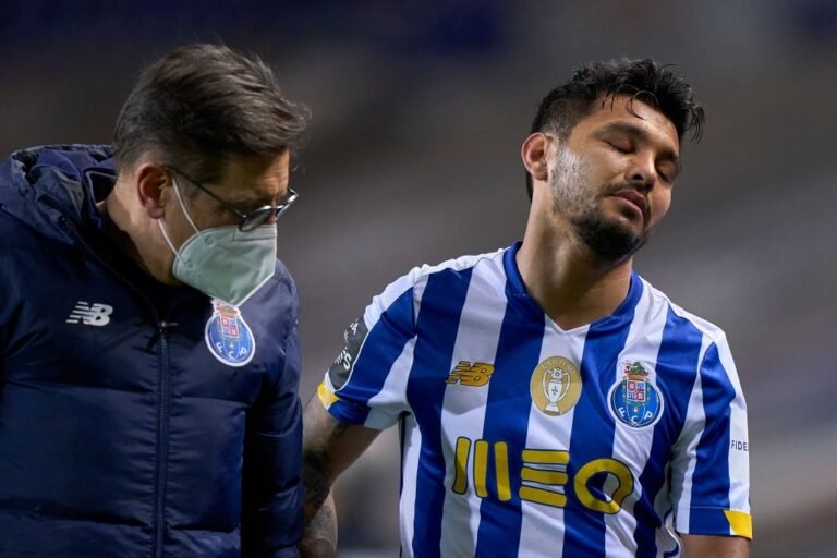Corona tem rotura muscular e fica de fora do jogo com o Benfica