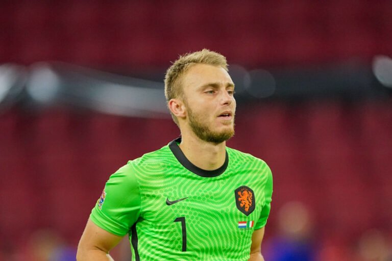 Napoli demonstra interesse na contratação de Jasper Cillessen