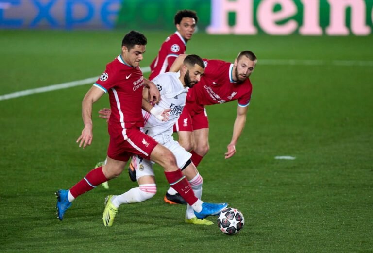 Nos próximos dias, Liverpool vai decidir se permanece com zagueiro no elenco