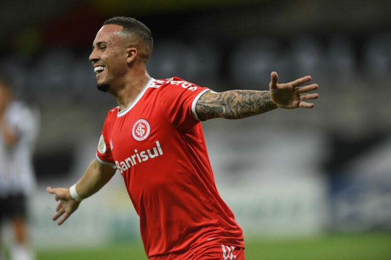 Internacional negocia empréstimo de João Peglow ao Porto, de Portugal