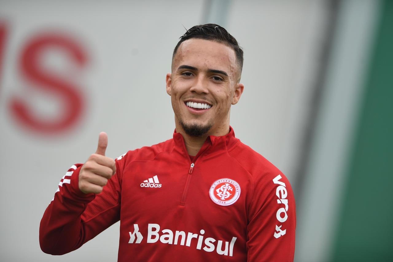 Santos demonstra interesse em João Peglow