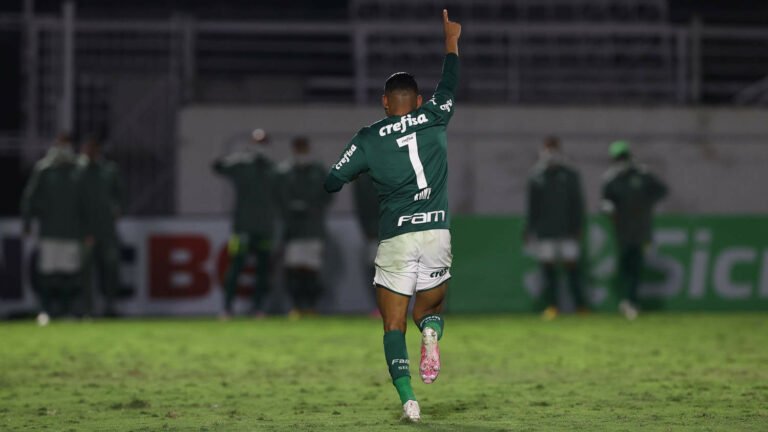 Palmeiras passa pelo Bragantino e encara Corinthians na semi do Paulistão