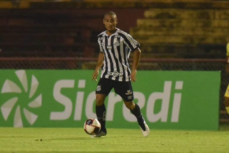 Santos ‘devolve’ 14 jogadores à base visando contratações