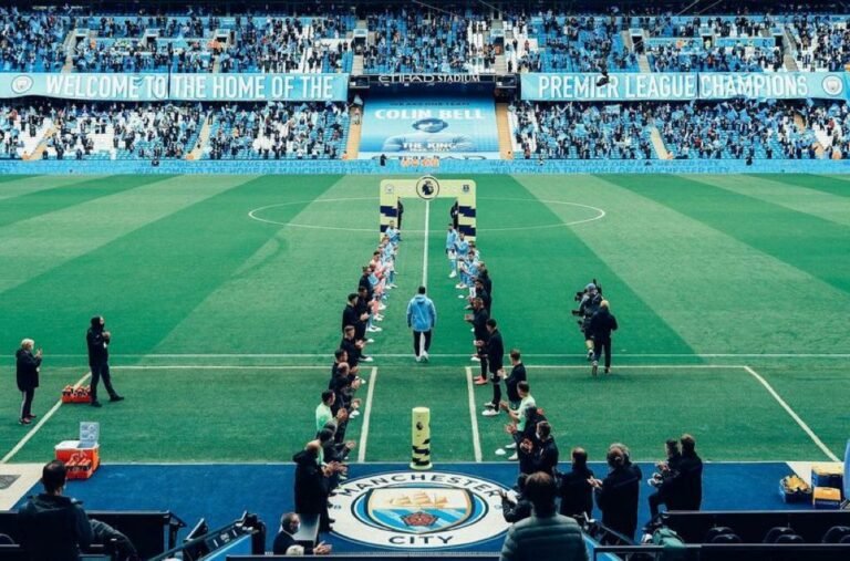 Aguero marca, City vence na volta dos torcedores ao estádio e levanta a taça da Premier League