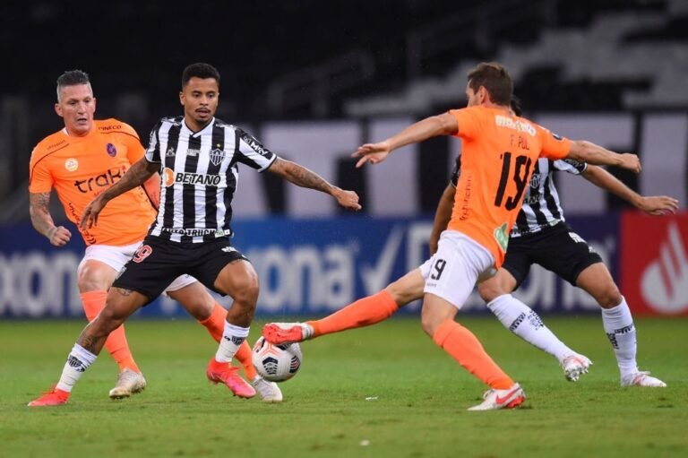 Allan recebe cartão amarelo por engano e pode desfalcar o Atlético nas oitavas da Libertadores