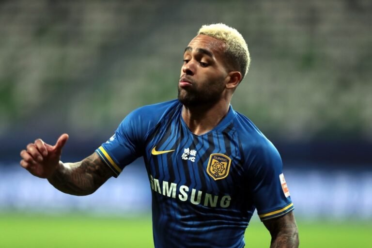 Diretoria do Grêmio tem interesse em Alex Teixeira