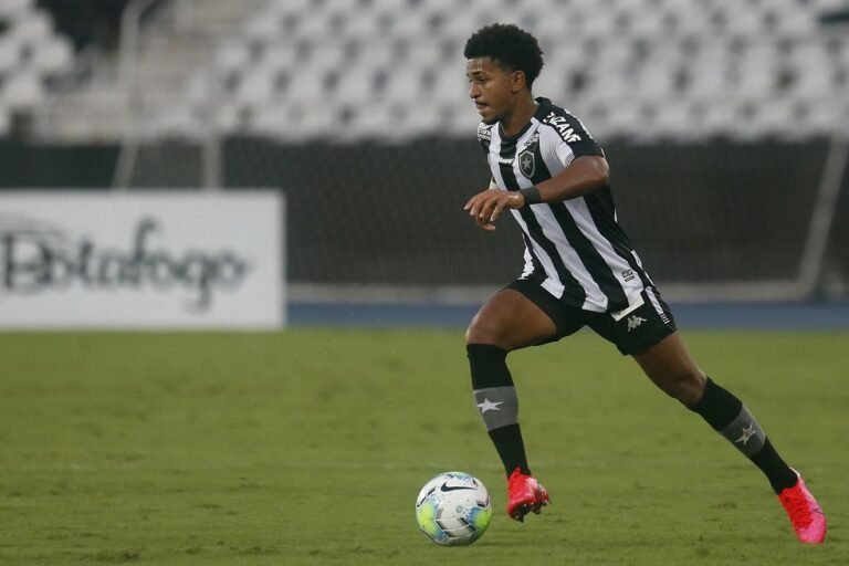 Escalação: Warley e Romildo retornam ao time titular