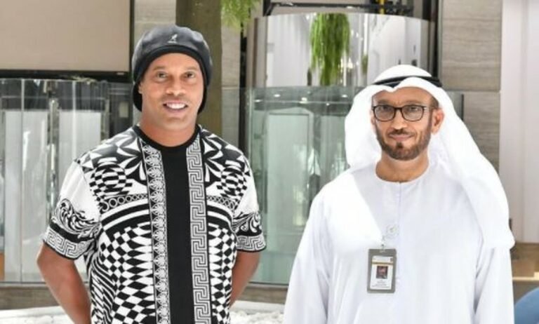 Ronaldinho Gaúcho se vacina, ganha cidadania Árabe e joga ping-pong com sheiks