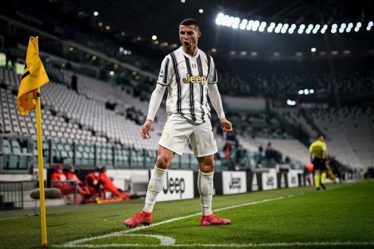 Cristiano é o primeiro jogador na história a atingir 100 gols por três clubes diferentes e seleção
