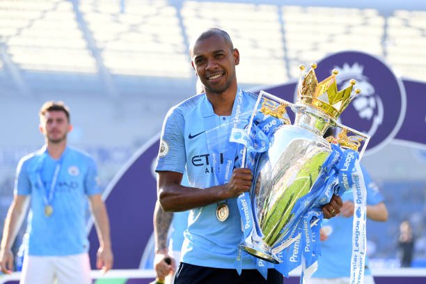 Manchester City encaminha renovação de Fernandinho por mais uma temporada