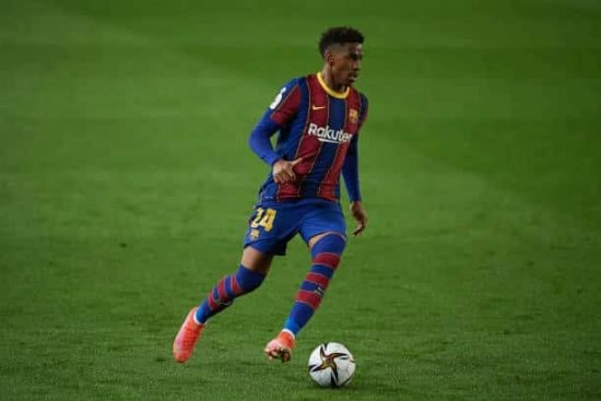 A opção do Barcelona para substituto de Junior Firpo