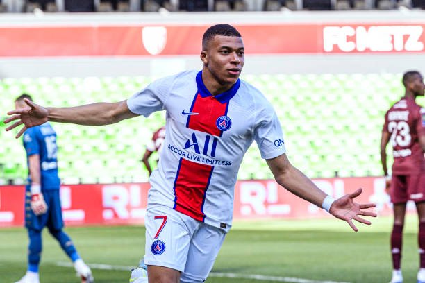 “Mbappé e sua família teriam um contrato com o Real Madrid”
