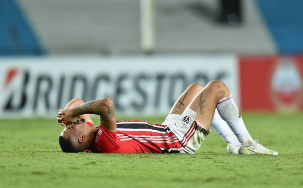 Daniel Alves, Luciano e Eder desfalcam o São Paulo após sofrerem lesão no jogo contra o Racing