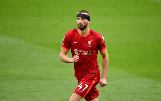 Chegada de Konaté pode fazer Liverpool negociar zagueiro inglês