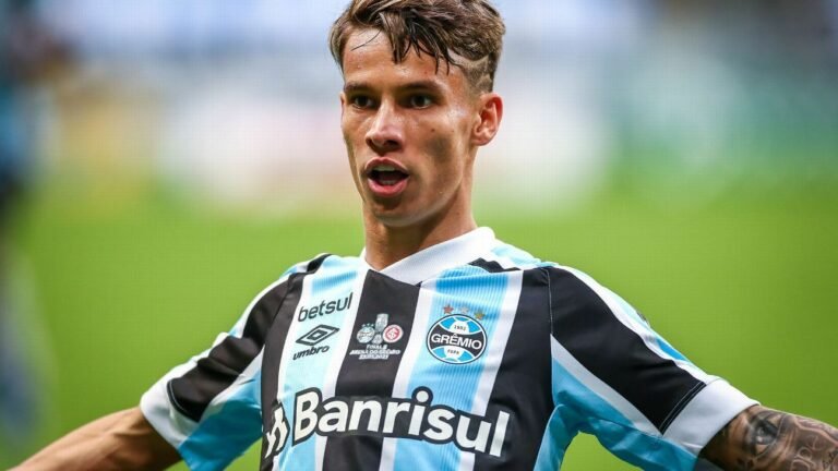 Grêmio confirma cinco casos positivos para Covid-19 em delegação; quatro são jogadores