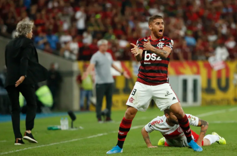 Torcedores do Flamengo pedem retorno de Cuéllar