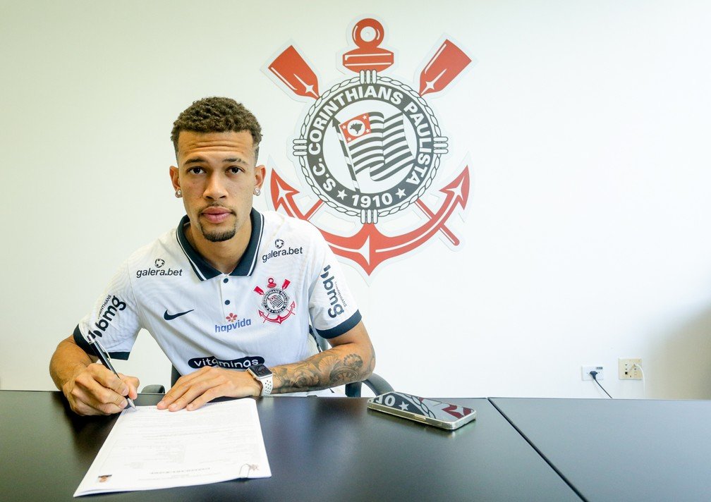 Corinthians renova com zagueiro João Victor