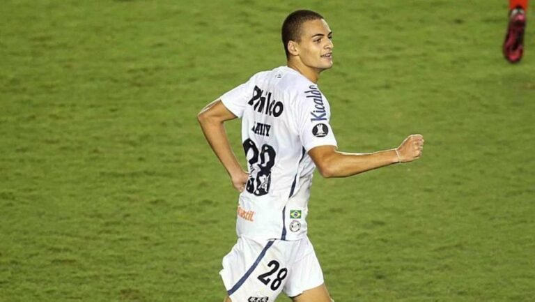 Aos 17 anos, Kaiky se firma como titular do Santos e ganha elogios de Diniz: “Futuro brilhante”