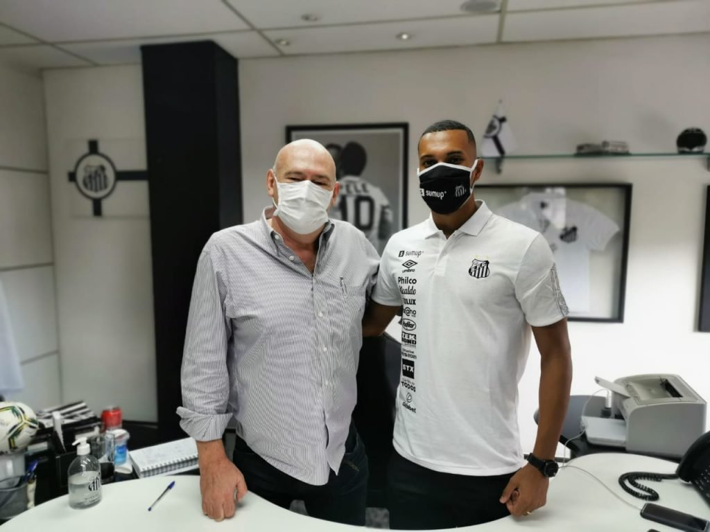 Santos anuncia renovação de Lucas Braga até 2026