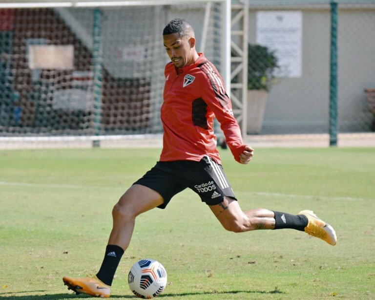 Luciano treina e deve jogar contra o Racing, Dani Alves fica á disposição para a final