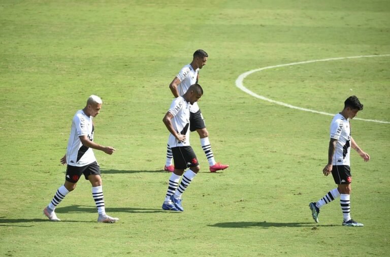 Em atuação cheia de erros, Vasco estreia pela Série B 2021 com derrota em casa