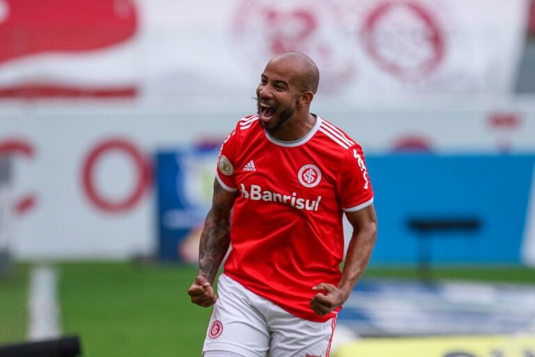 Internacional acerta renovação com Patrick