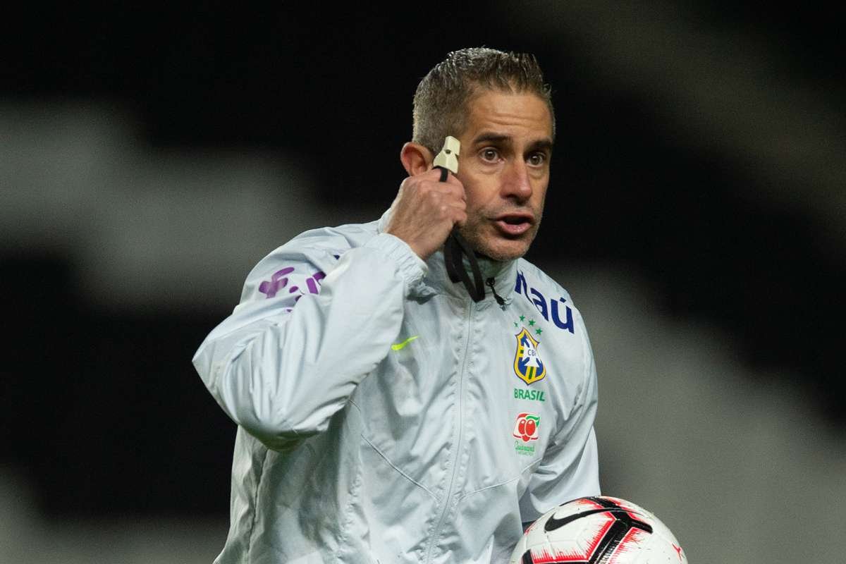 Sylvinho está próximo de ser anunciado como novo treinador do Corinthians