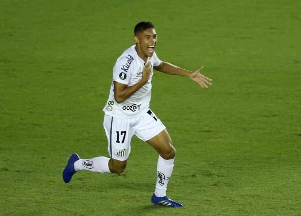 Vinícius Balieiro renova seu contrato com o Santos