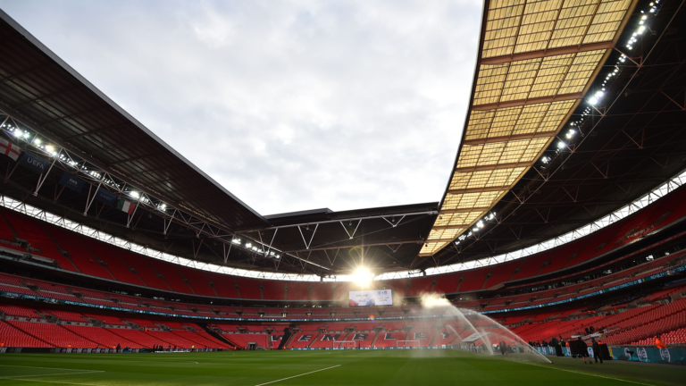 Brentford e Swansea se enfrentam neste sábado na busca por uma vaga na Premier League