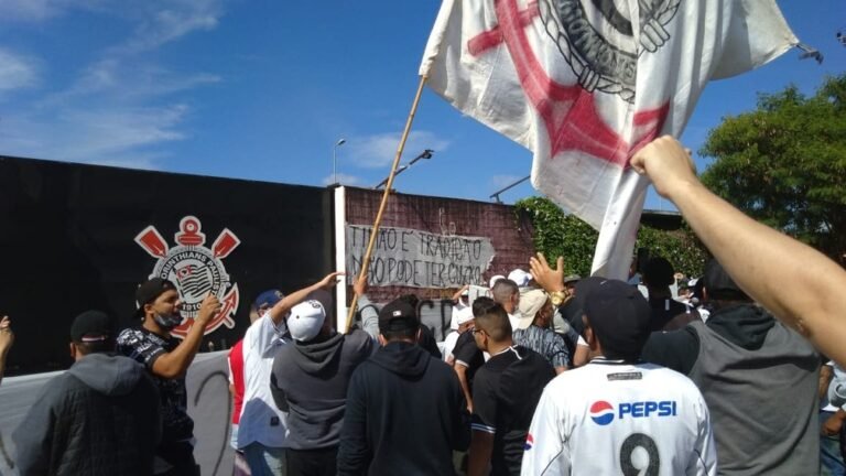 Antes do clássico contra o São Paulo, torcida do Corinthians protesta no CT