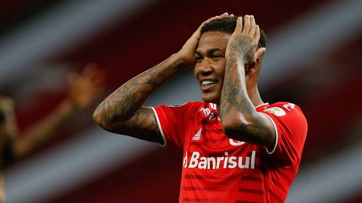 Zé Gabriel tem lesão na coxa e desfalca o Internacional por um mês