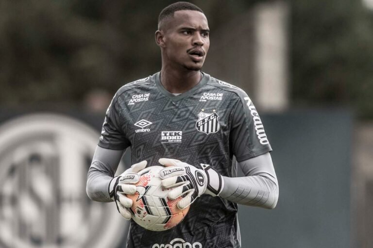 John recebe sondagem do Sevilla e pode deixar o Santos