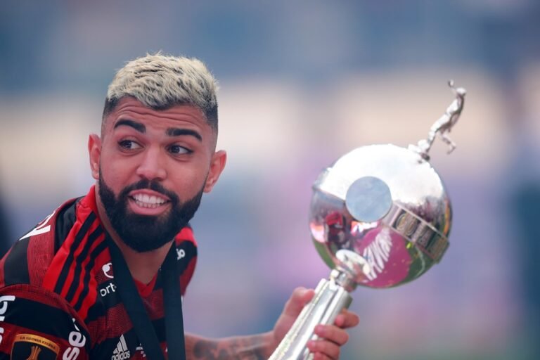 “Quero ver fazer 15 gols em uma edição de Libertadores”, diz ex-atacante do Flamengo, provocando Gabigol