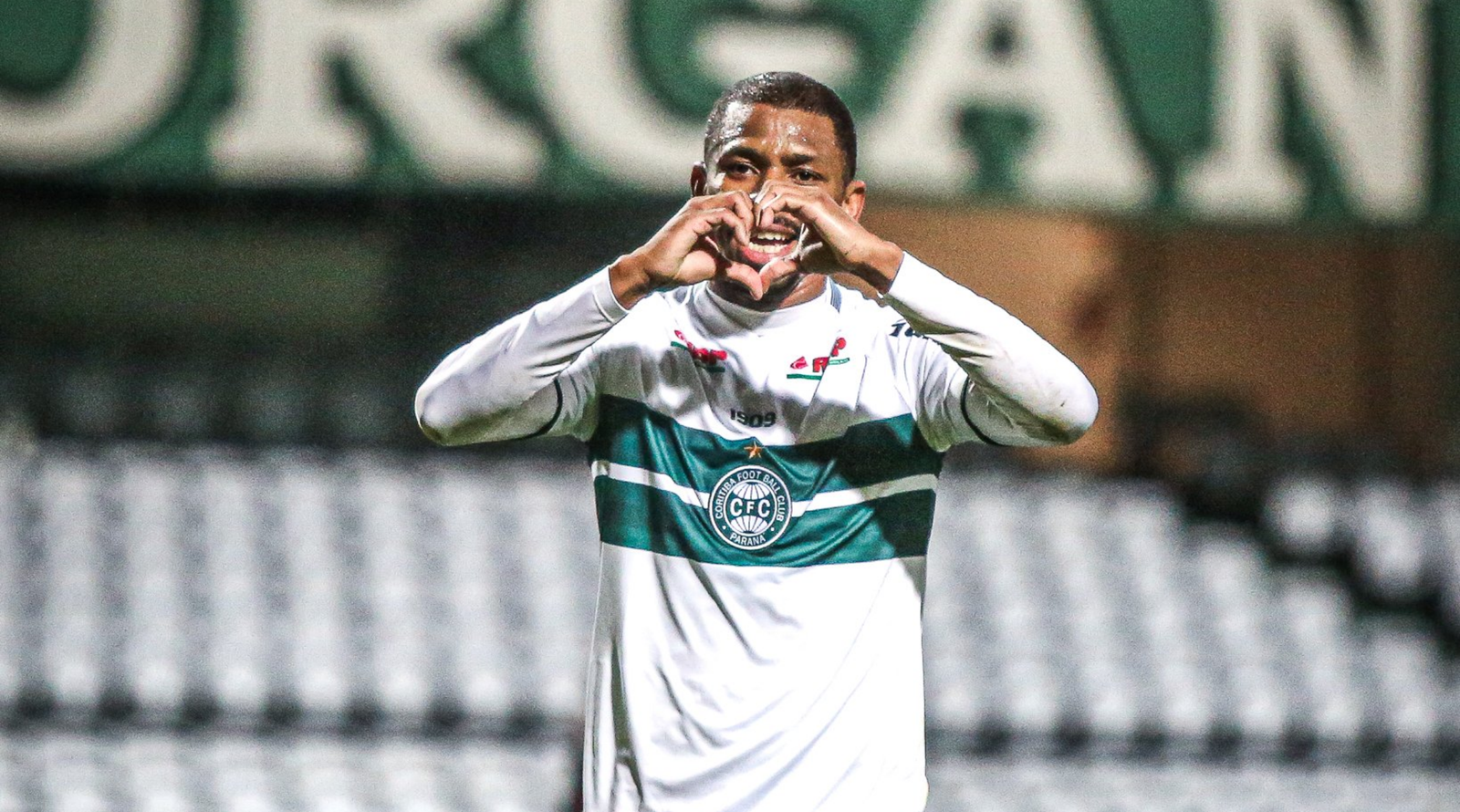Coritiba derrota o Vitória no Couto Pereira e entra no G4 da Série B