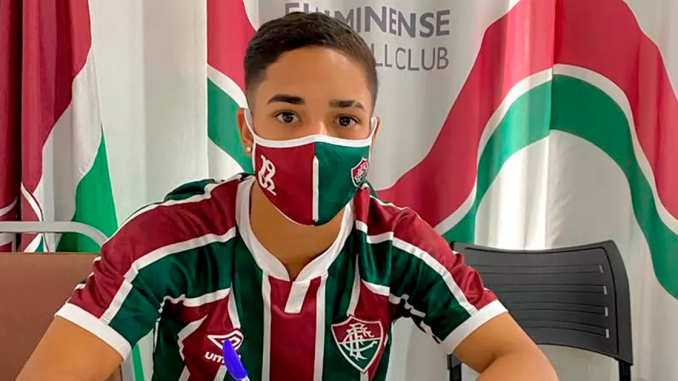 Atacante Felipinho, de 16 anos, firma primeiro vínculo profissional com o Fluminense