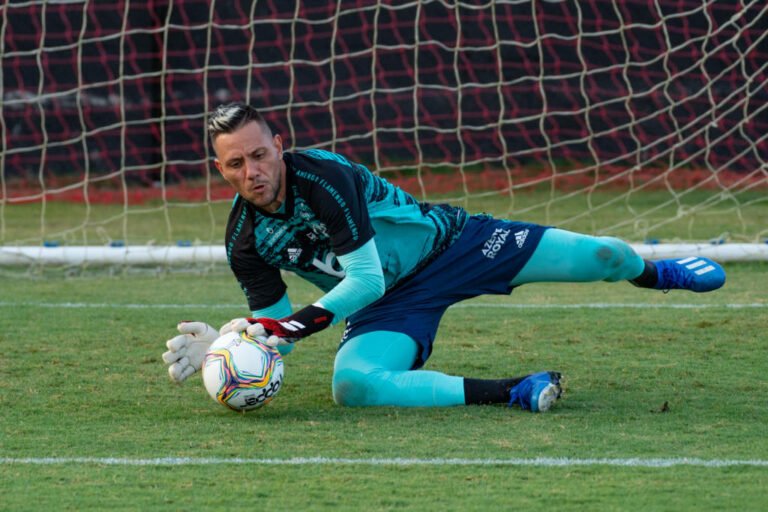 Diego Alves não treina e pode desfalcar o Flamengo contra o Cuiabá