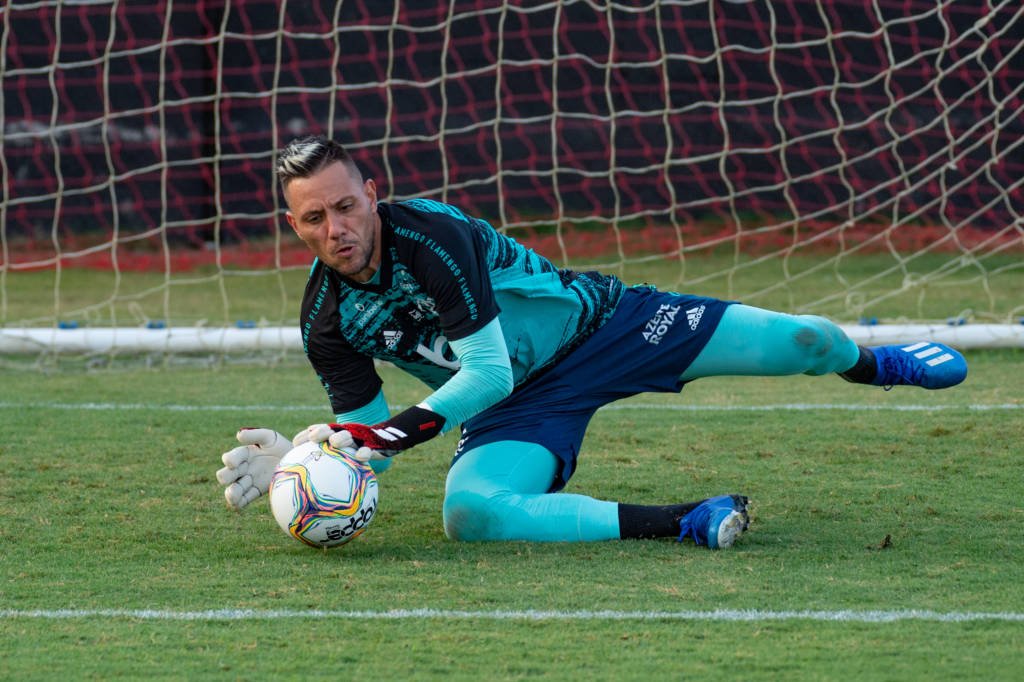 Diego Alves não treina e pode desfalcar o Flamengo contra o Cuiabá
