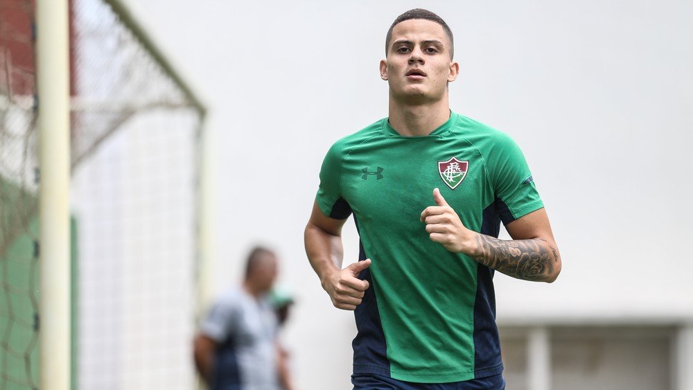 Retornando de Portugal, Mascarenhas ainda tem futuro incerto no Fluminense