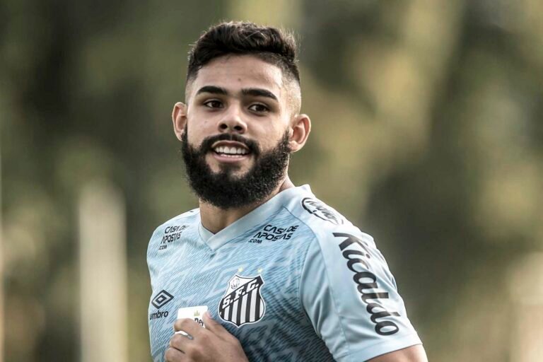 Felipe Jonatan continua no radar do Internacional, que pode envolver zagueiro no negócio, segundo jornalista