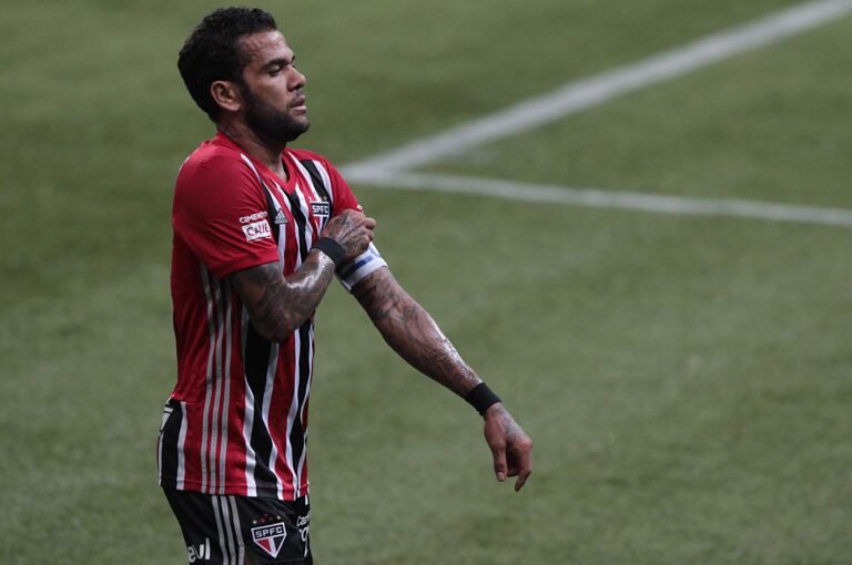 Dani Alves evolui na recuperação da lesão e deve voltar nas oitavas da Liberta