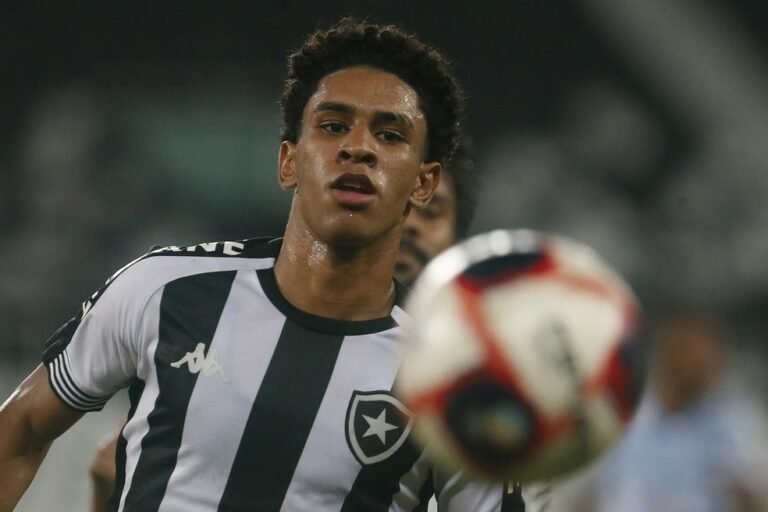 Em nota oficial, Botafogo detalha venda de Paulo Victor para o Internacional