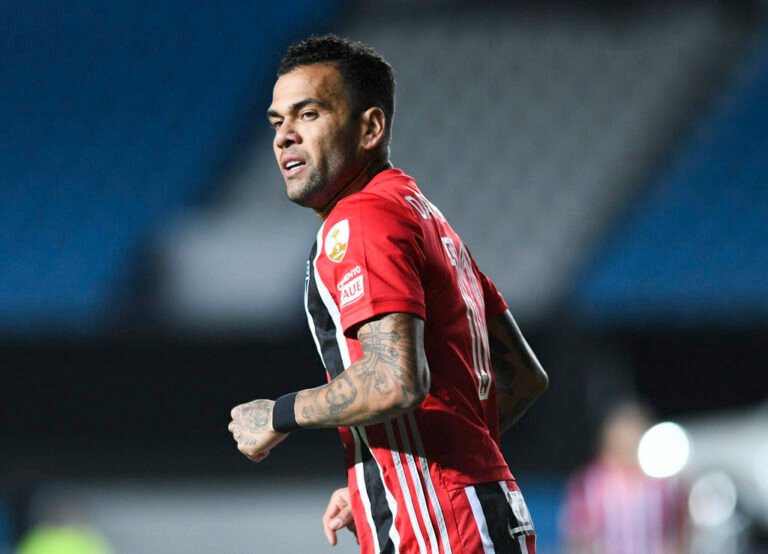 Torcida do São Paulo fica na bronca com convocação de Daniel Alves para Seleção Olímpica