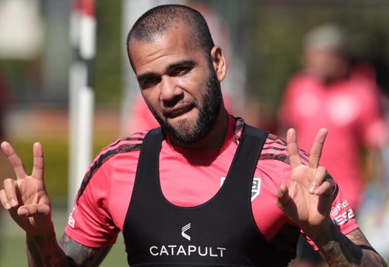 Daniel Alves, Luan e Hernanes fazem atividades no CT, mas ainda não há previsão de volta