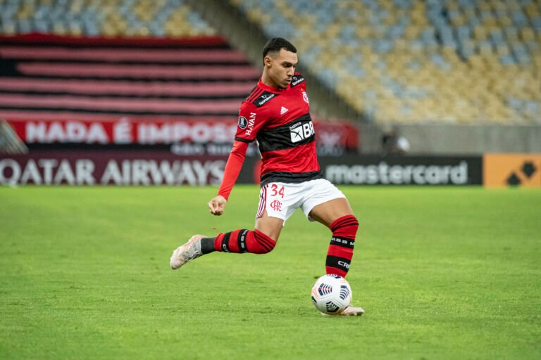 Mesmo com retorno de Rodinei, Matheuzinho vai substituir Isla contra o Coritiba