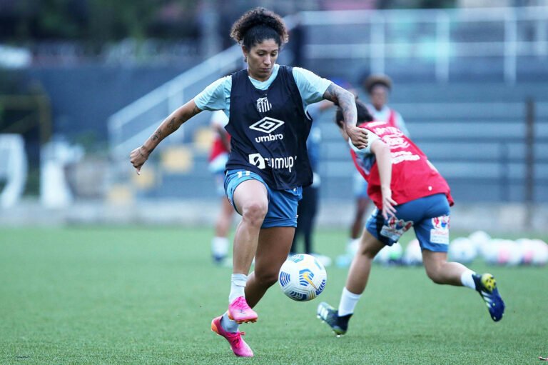 Atletas do elenco feminino do Santos sofrem racismo e clube repudia