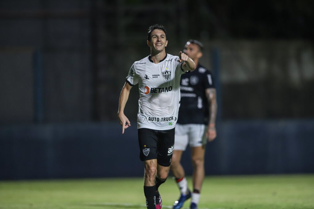O Galo venceu o Leão Azul por 2 a 0, no Baenão, e saiu na frente pela vaga nas oitavas de final da Copa do Brasil
