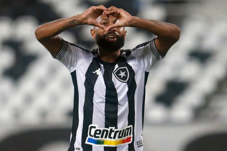 Botafogo vence Coritiba e dorme no G-4 da Série B