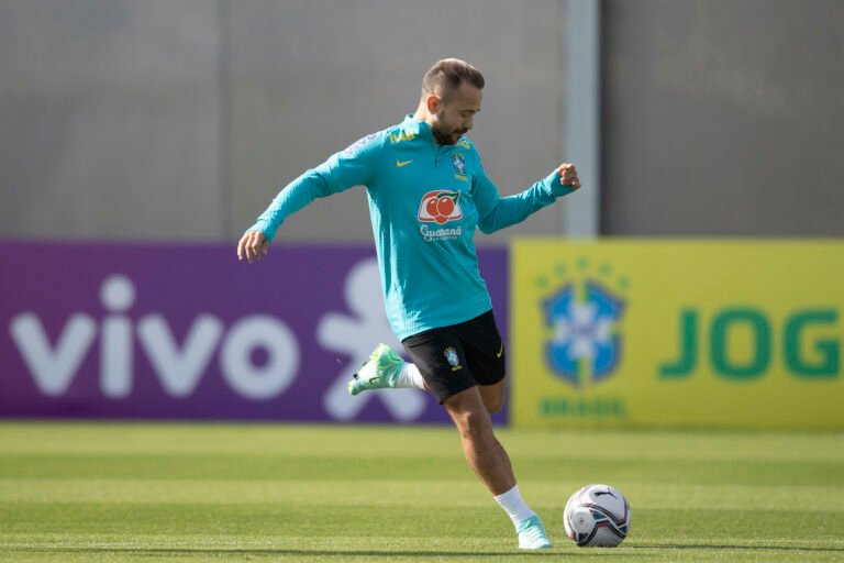 Everton Ribeiro e Gabriel Jesus devem ser titulares contra o Paraguai