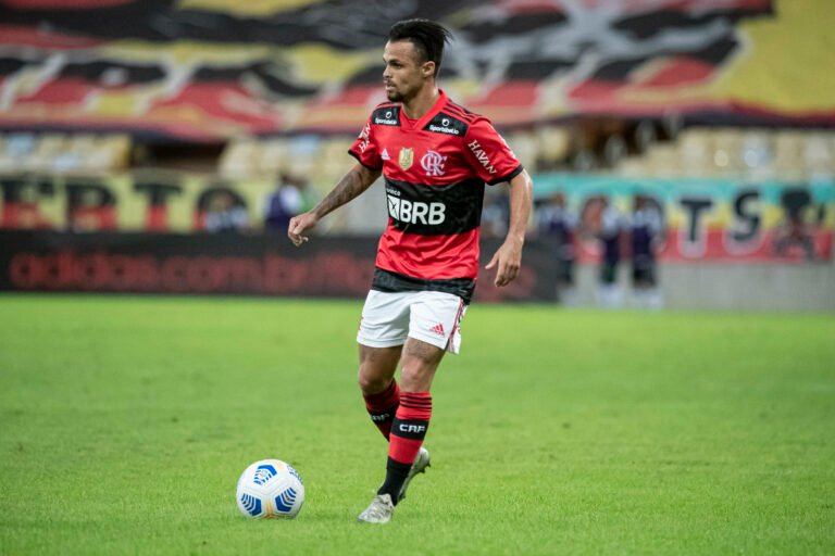 Flamengo aguarda proposta de clube árabe por Michael